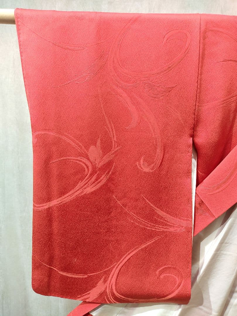 色無地　一つ紋　鮮やかな銀朱色