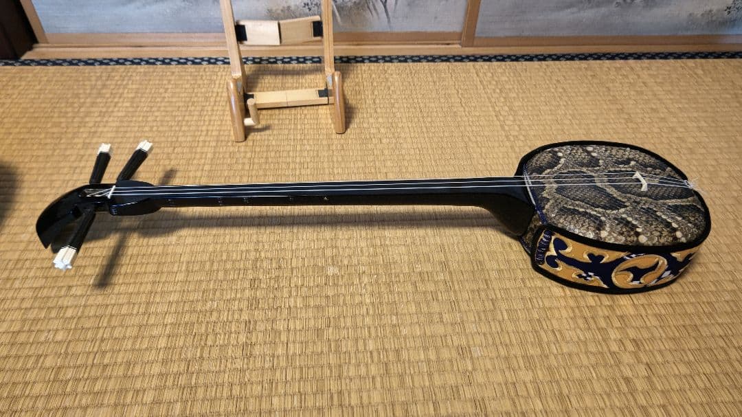 沖縄三線　本皮　蛇皮　 ソフトケース付　　黒塗