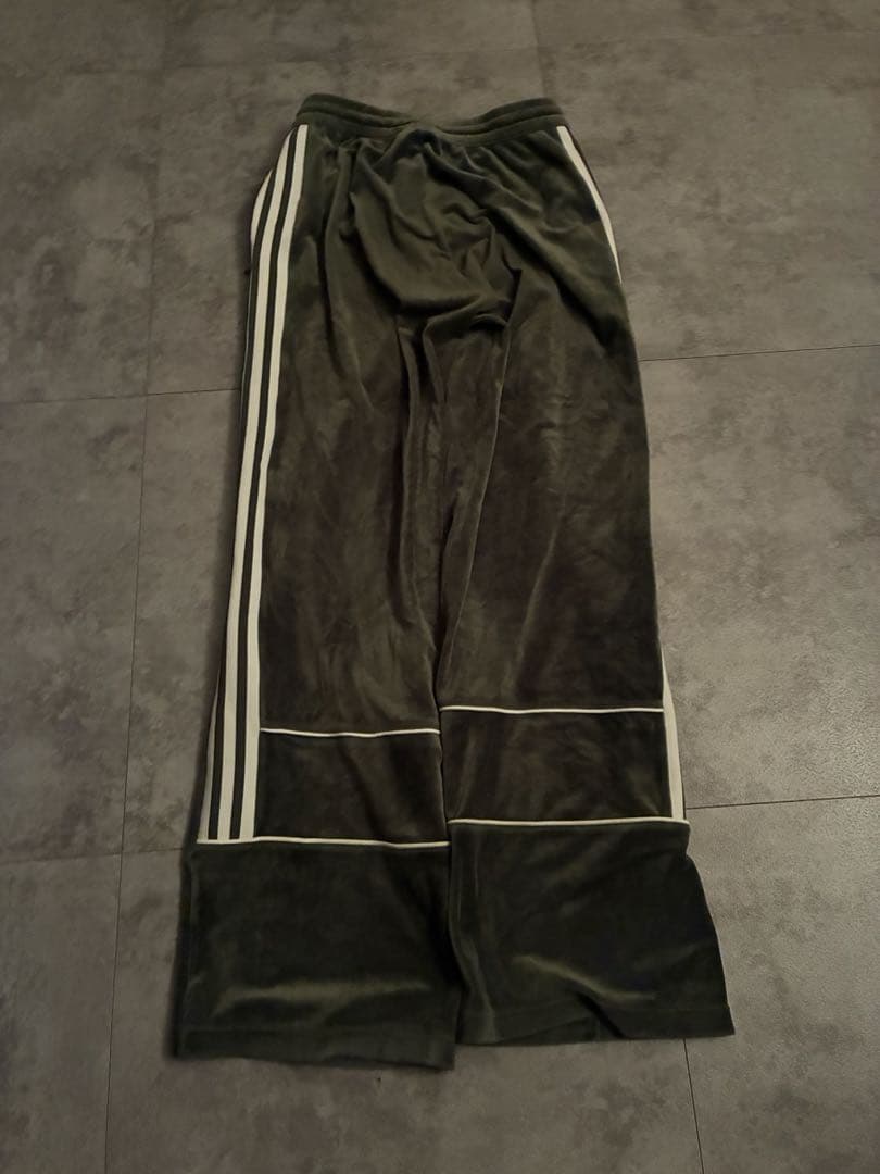 アディダス　トラックパンツ　ベロア　グリーン