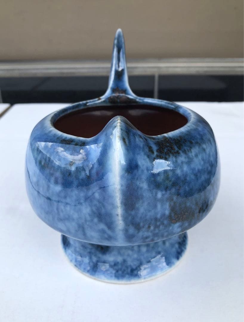 2. 廣内俊之作　呉須卓上花器　1基
