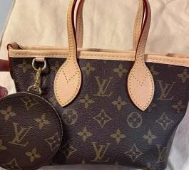 ショルダーストラップ付きのブラウンのバッグ