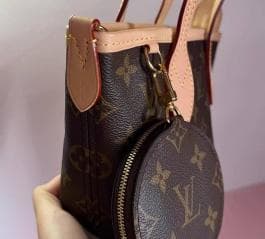 ショルダーストラップ付きのブラウンのバッグ
