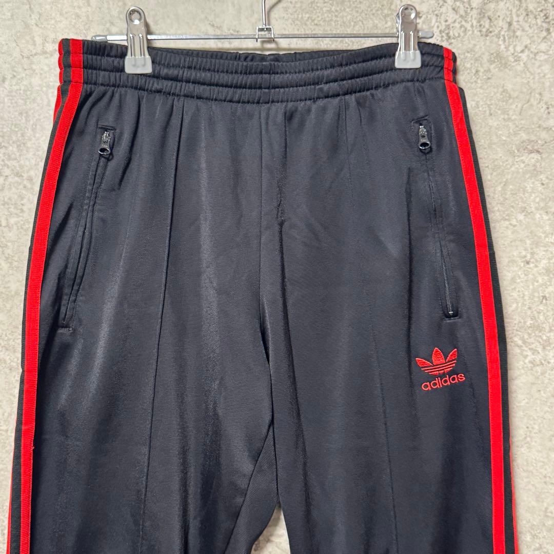 adidas アディダス　トラックパンツ　黒赤　トレフォイル　スリーストライプ