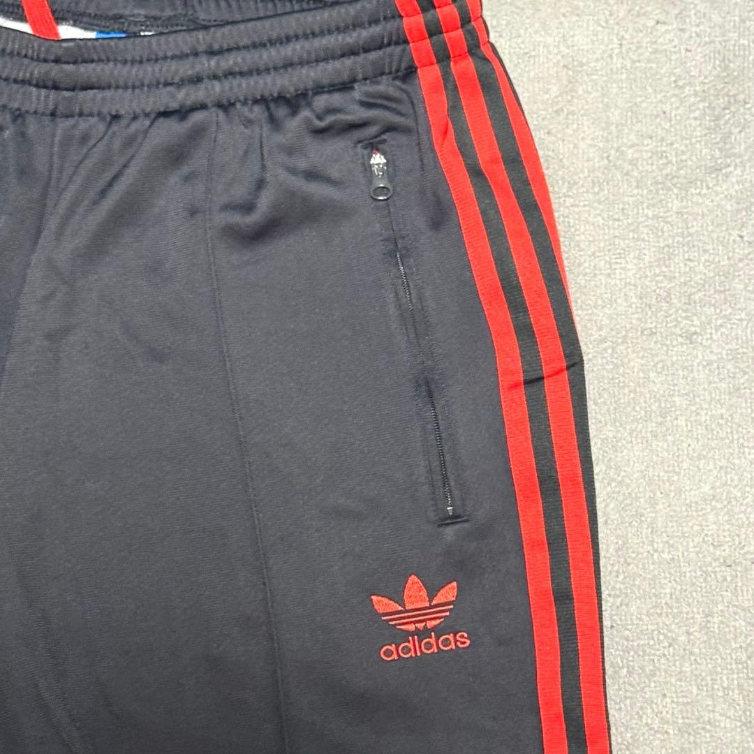 adidas アディダス　トラックパンツ　黒赤　トレフォイル　スリーストライプ