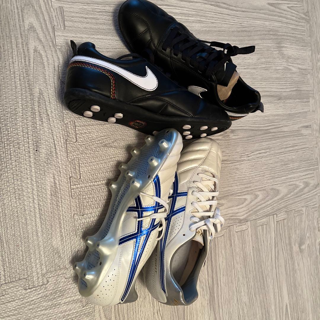 asics ホワイト/ブルー サッカーシューズ + Nike ブラック/ホワイト