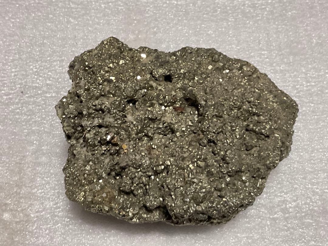 パイライト鉱石・0.7kg【全体的に輝く美しい鉱石となります、美品　インテリア】