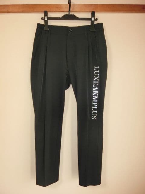 LUXEAKMPLUS　リュクスエイケイエムプラス　メタルロゴ　ゴルフパンツ