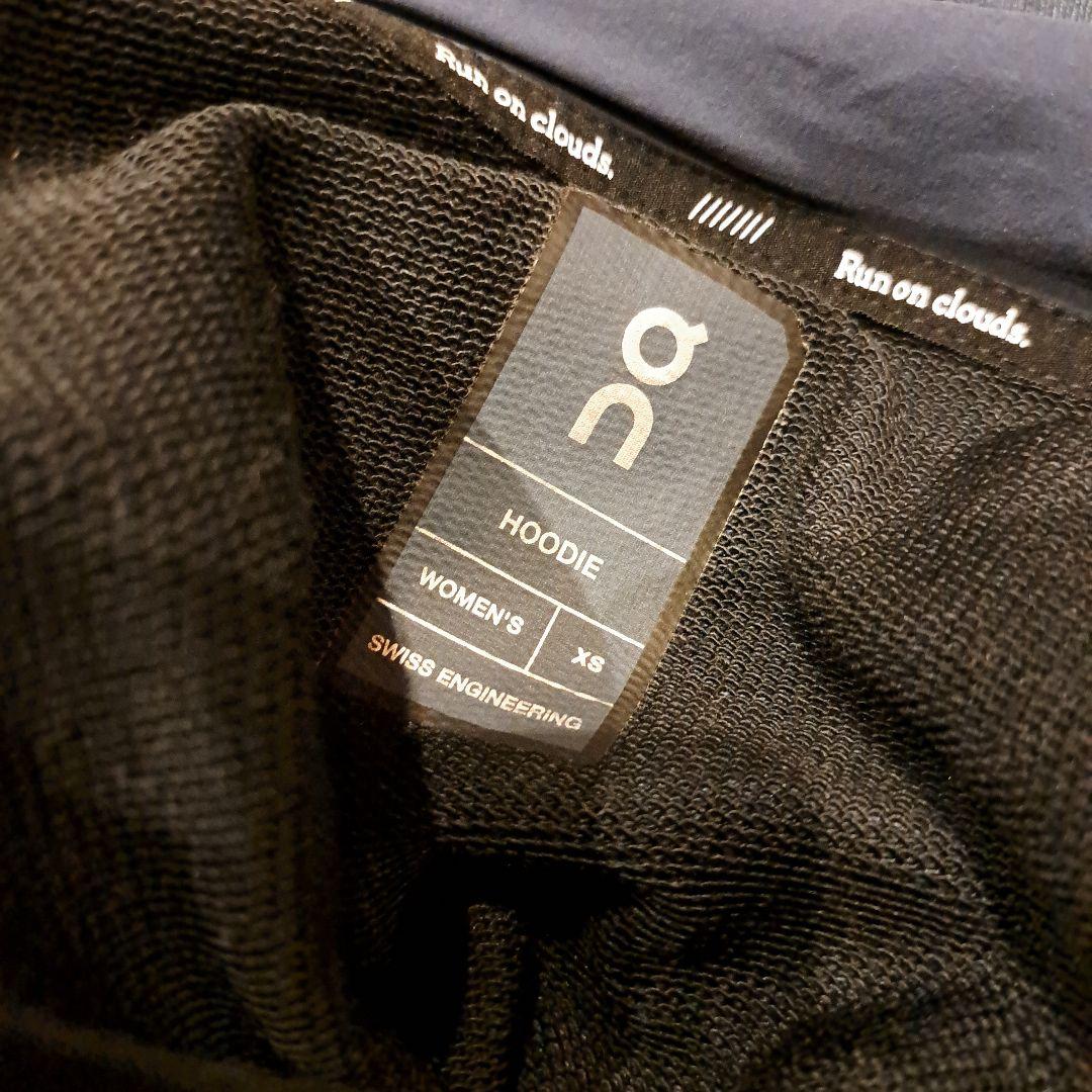 On running ¥29160 XS ネイビー フーディー 　セットアップ