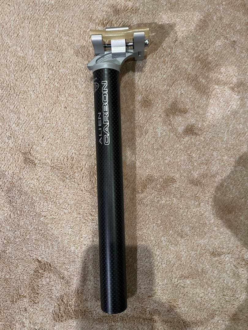USE ALIEN CARBON ユーエスイー シートポストφ27.2