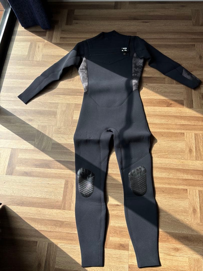 BILLABONG ブラック フルスーツ 膝パッド付き　メンズ