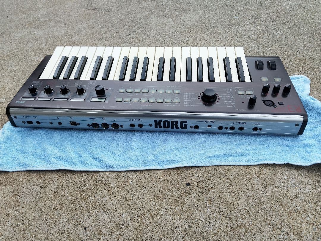 J*k様 コルグ　R3 シンセサイザー　中古
