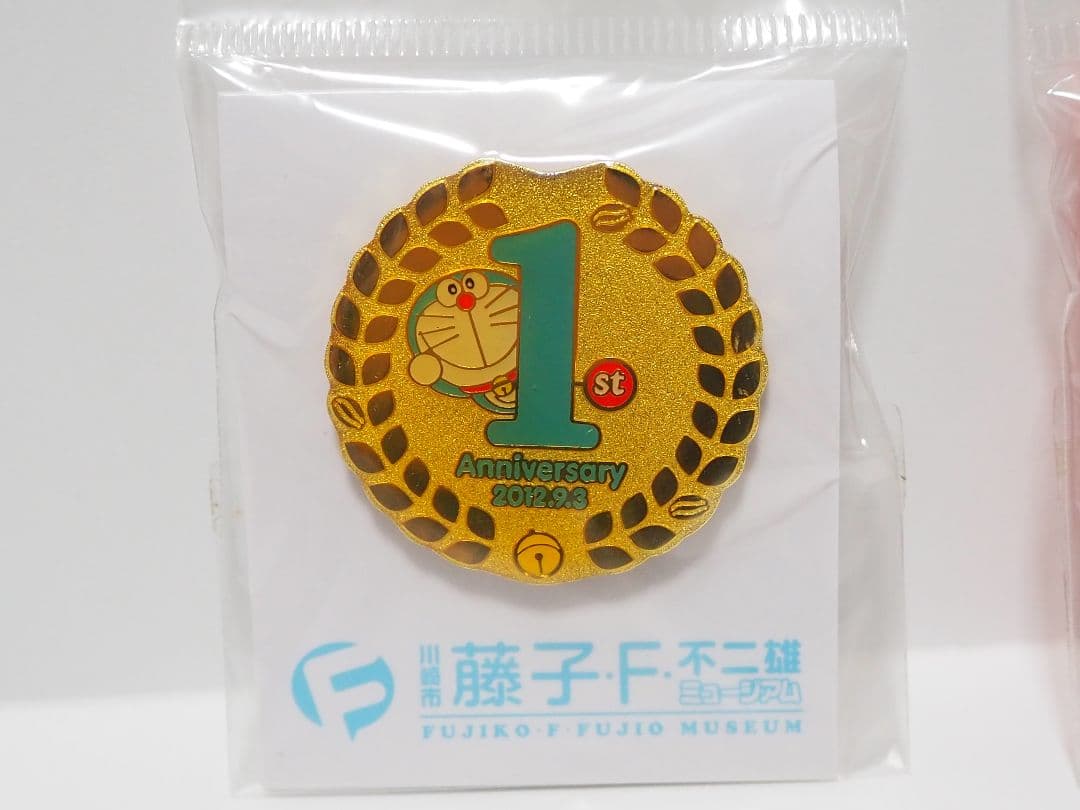 希少　藤子・F・不二雄ミュージアム　1周年　クリスマス　ピンバッジ　ドラえもん