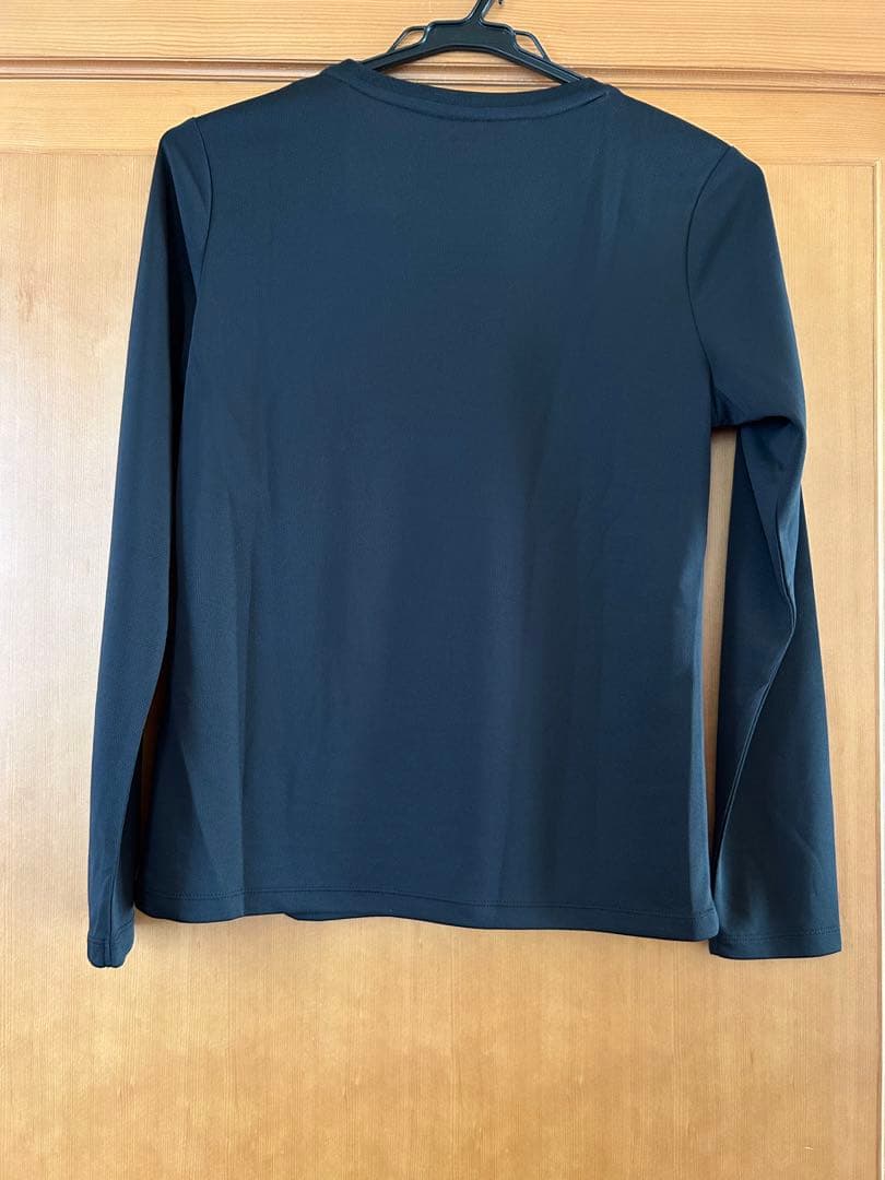 フィラ　黒長袖トップス　Mサイズ　新品