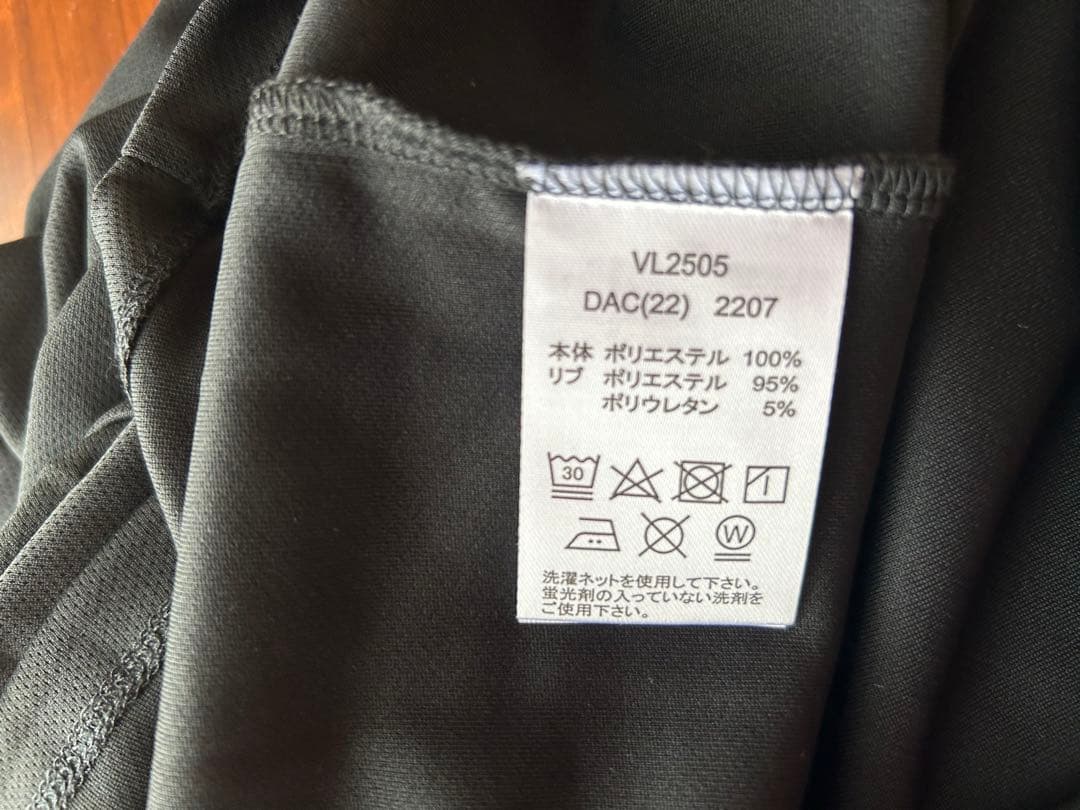 フィラ　黒長袖トップス　Mサイズ　新品