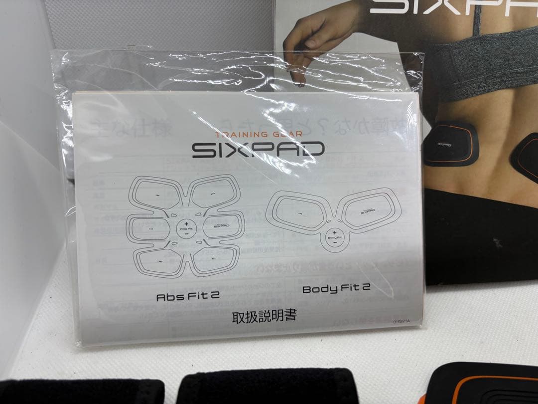 【週末セール】【美品】新品ジェル付　シックスパッド ボディフィット2 充電式