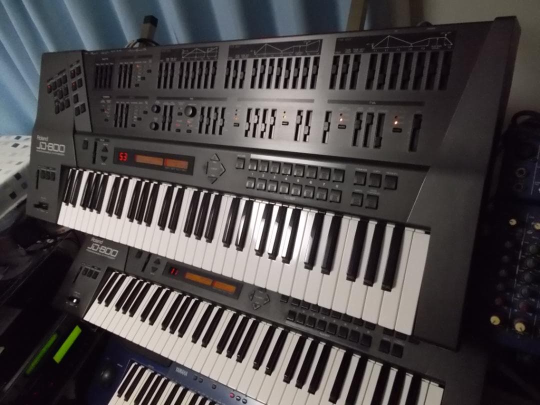 Roland JD-800 向かって右側樹脂パネルヒビありですが