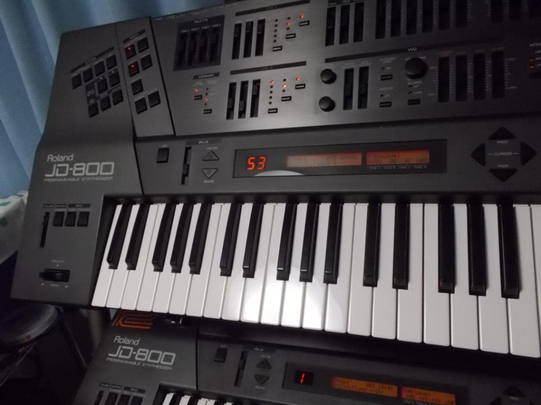 Roland JD-800 向かって右側樹脂パネルヒビありですが