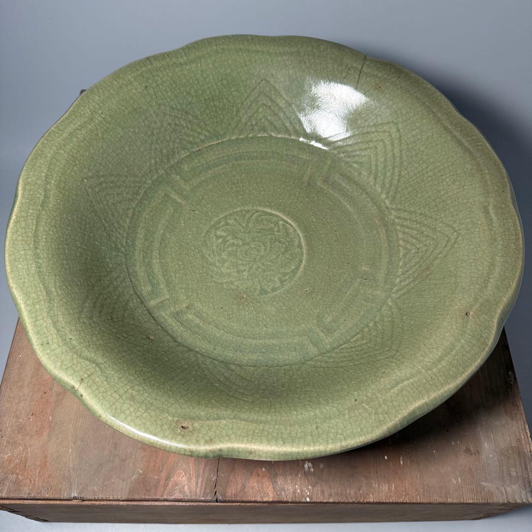 古伊万里　古波佐見　青磁陽刻大皿　共箱　1700年前後　美しい貫入　35.9cm