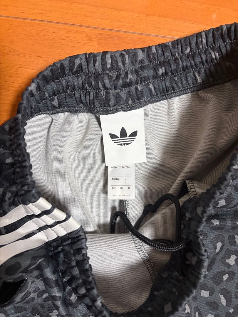 adidas ヒョウ柄 ジャージパンツ