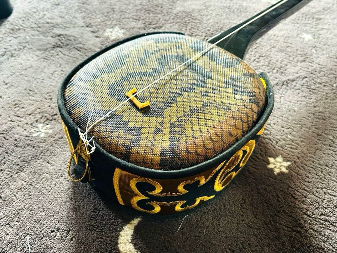 三味線 金色装飾　沖縄三線 人口皮 現状品