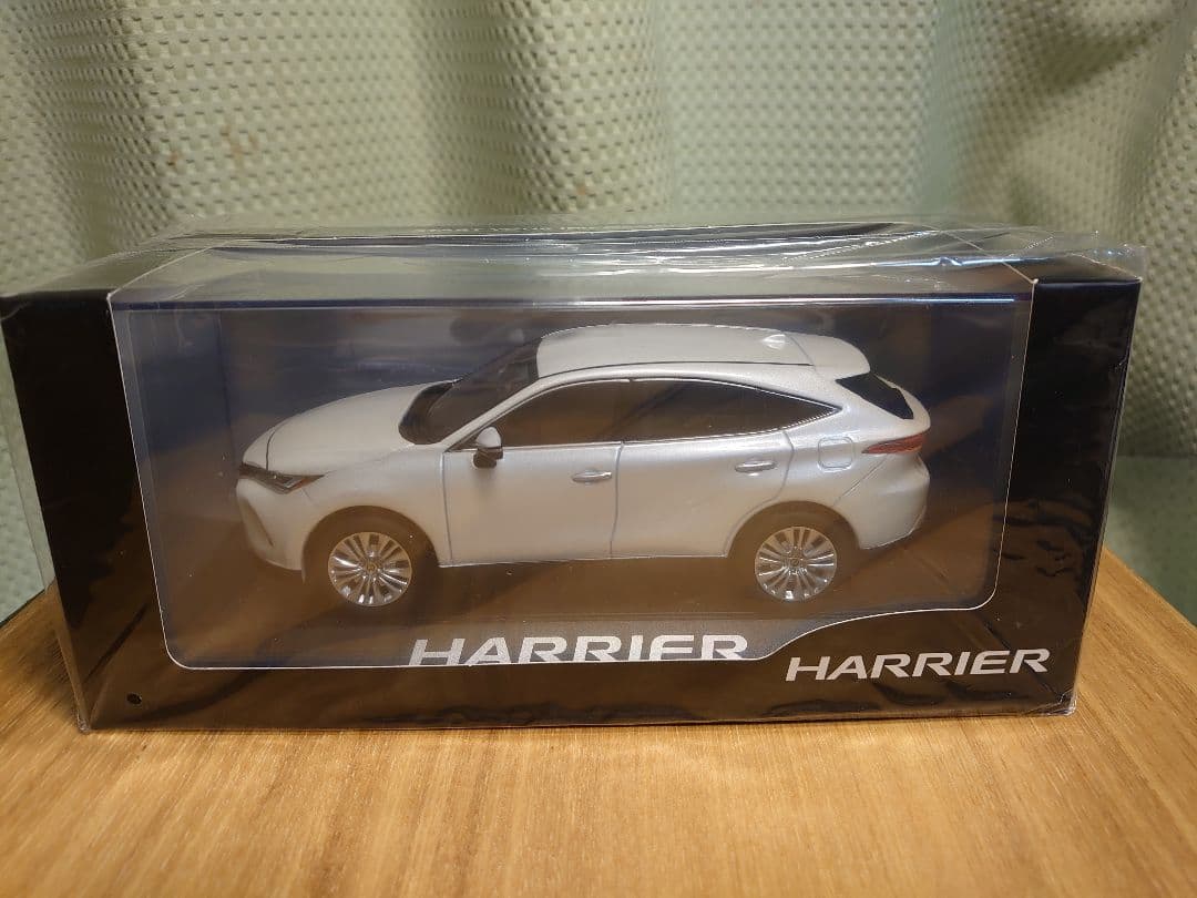 美品【新品】ハリアー　ホワイト　カラーサンプル　ミニカー