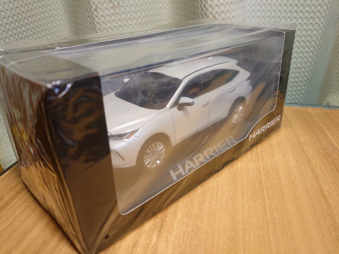 美品【新品】ハリアー　ホワイト　カラーサンプル　ミニカー