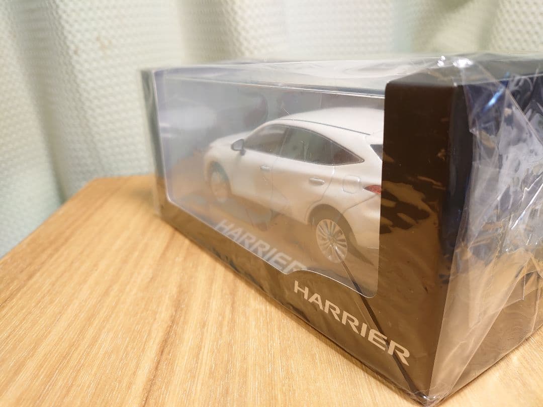 美品【新品】ハリアー　ホワイト　カラーサンプル　ミニカー