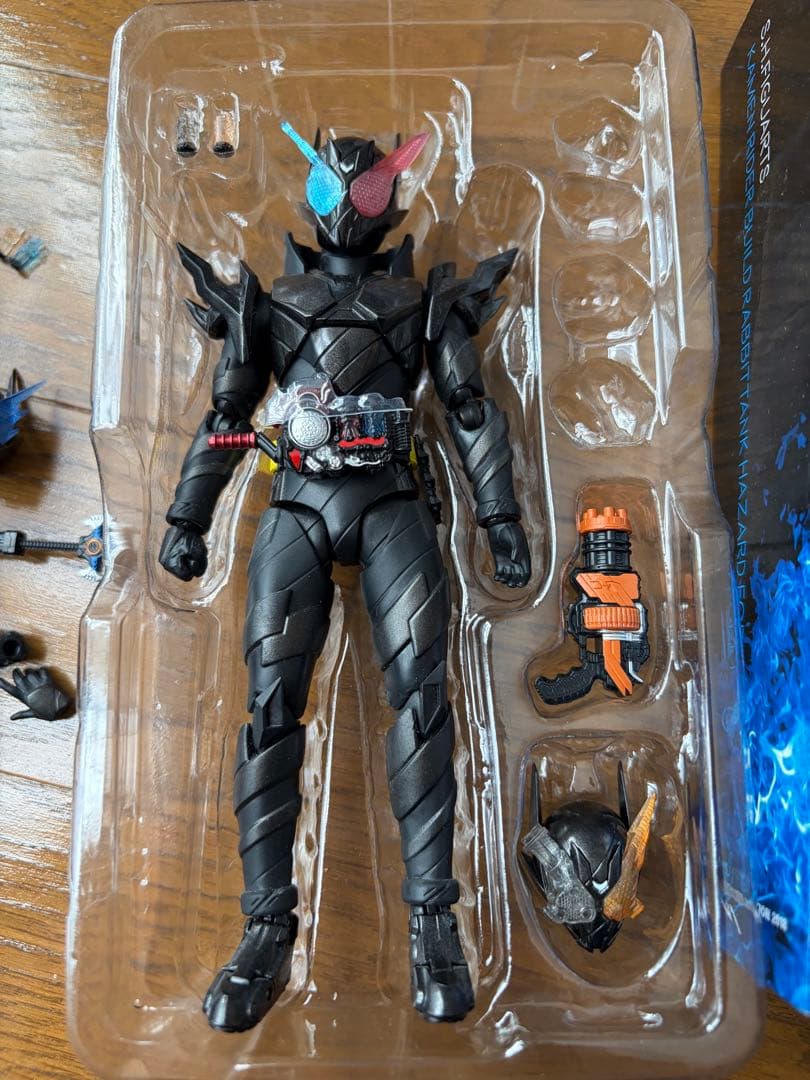 フィギュアーツ　仮面ライダービルド　ハザードフォーム