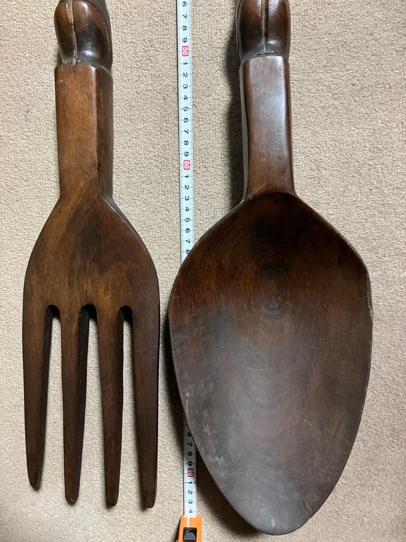 巨大な木製フォークとスプーンのセット