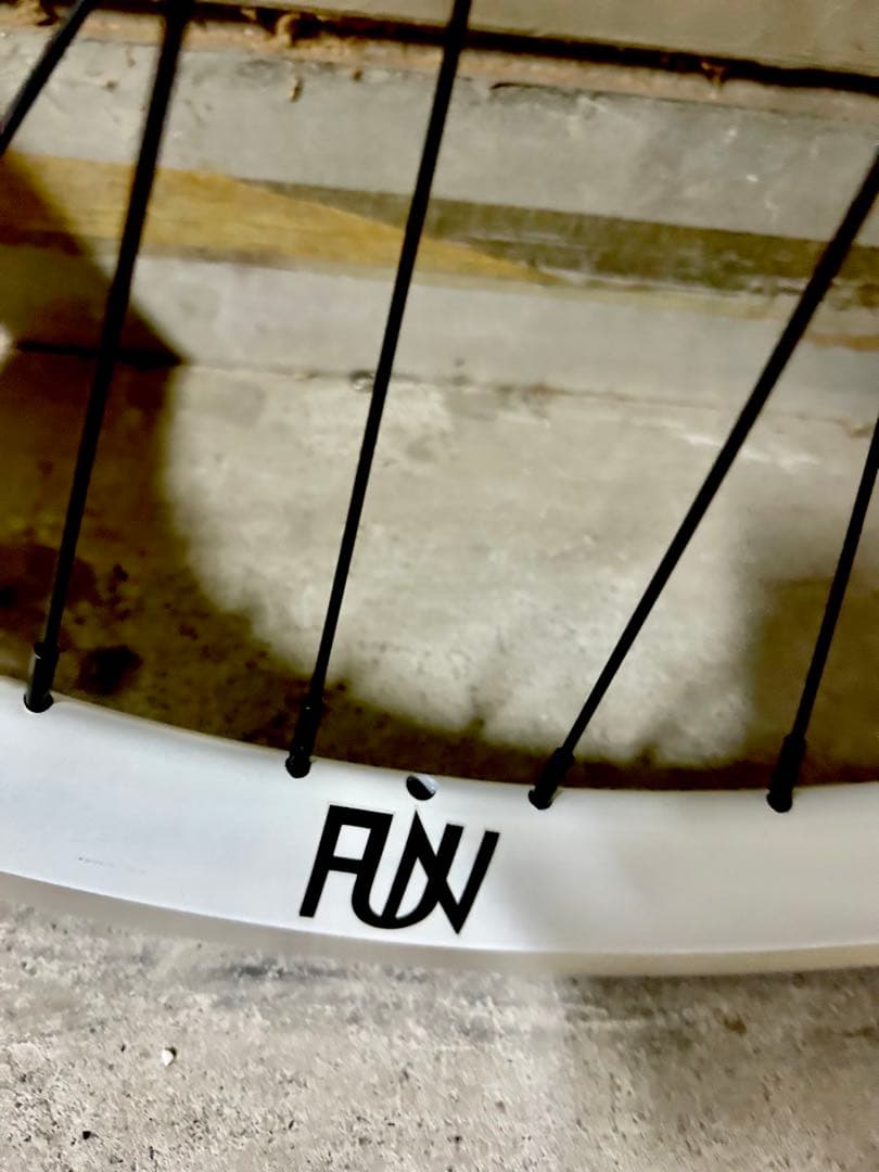 ◆FUN前輪ホイール 新品◆ホワイトでカッコいい！重量1.44kg