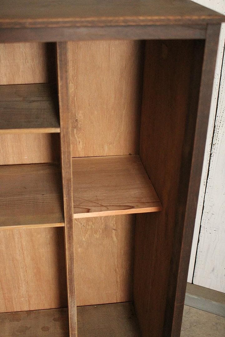 古く味のある木製の収納棚　食器棚　本棚　収納棚　古家具