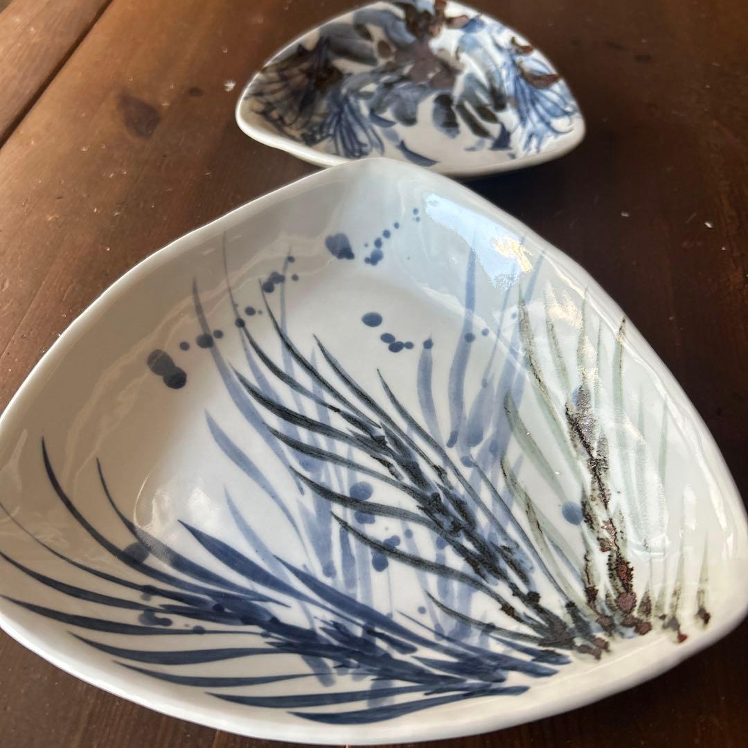 作家　陶芸作家　梅田純一　三角皿　三角鉢　松　松ぼっくり