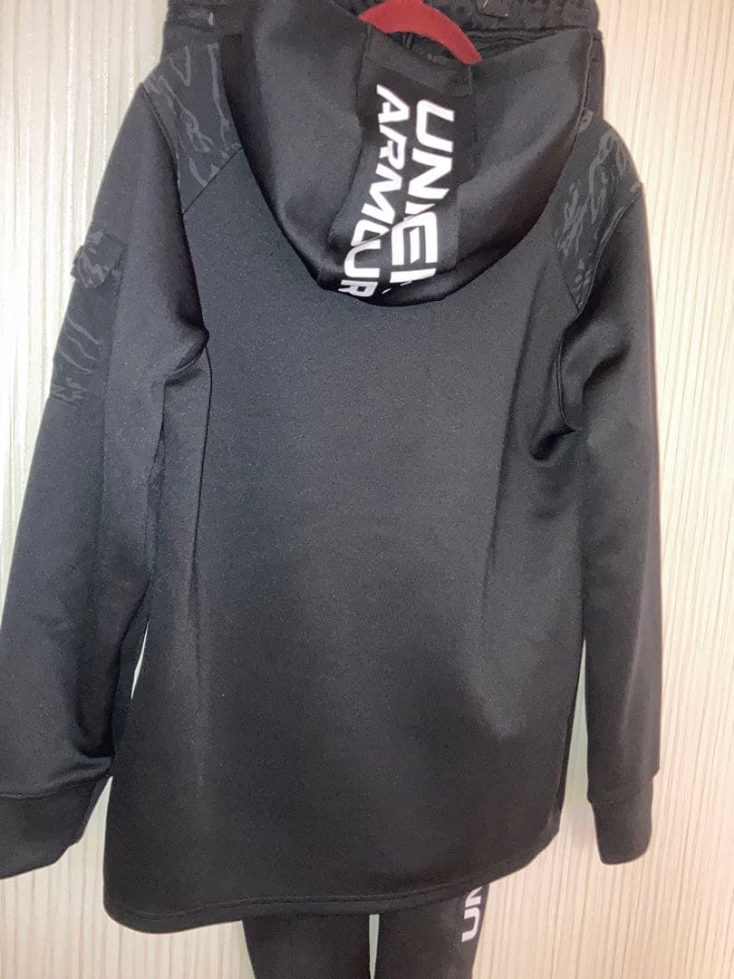 新品　UNDER ARMOUR ブラックジャージ上下セット　上S 下M