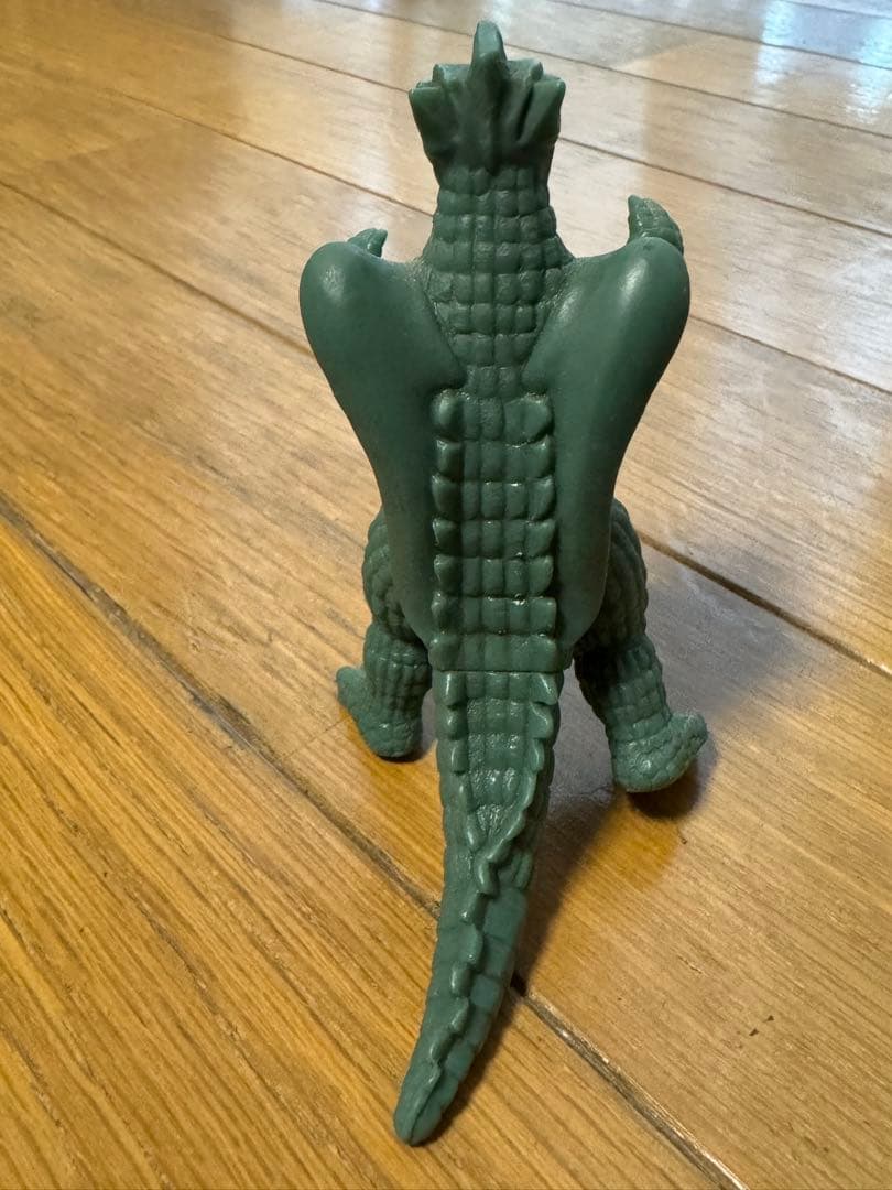 怪獣フィギュア 緑色 背中に翼24/1。