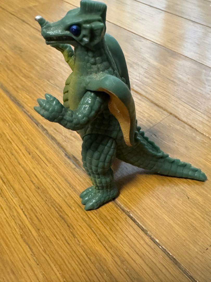 怪獣フィギュア 緑色 背中に翼24/1。