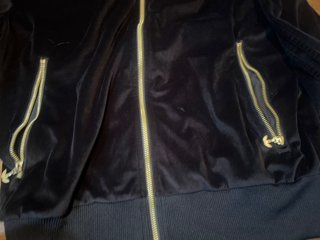 アディダス　オリジナルス　セットアップ　ベロア　ブラック　ゴールド　黒金