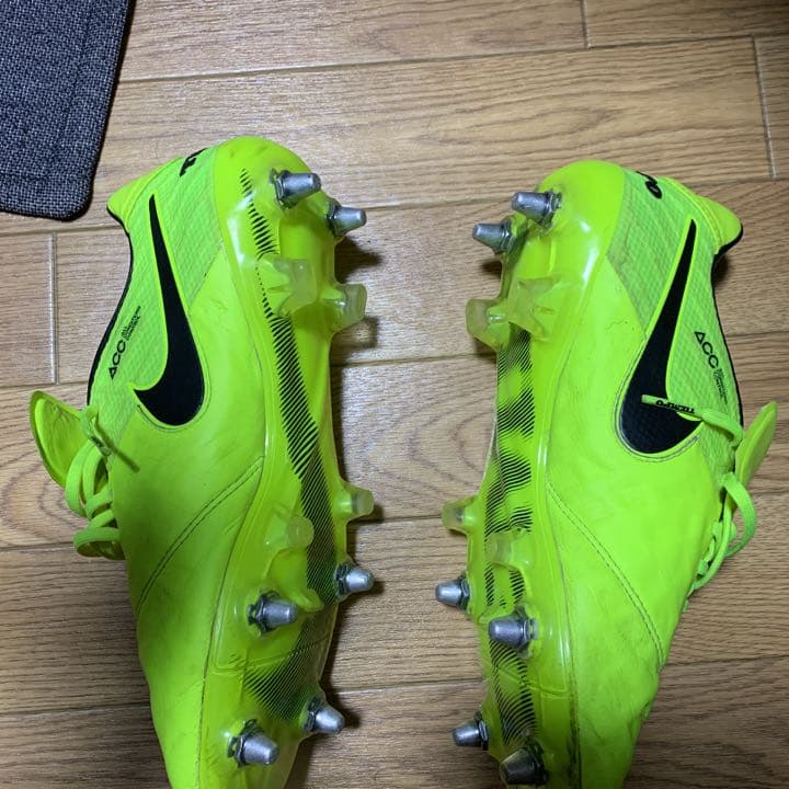 アディダス サッカースパイク ナイキ