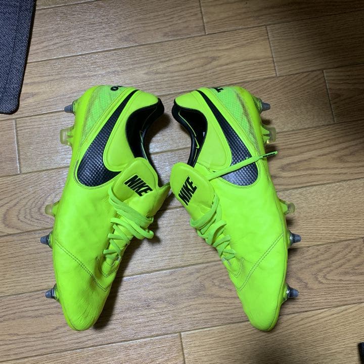 アディダス サッカースパイク ナイキ