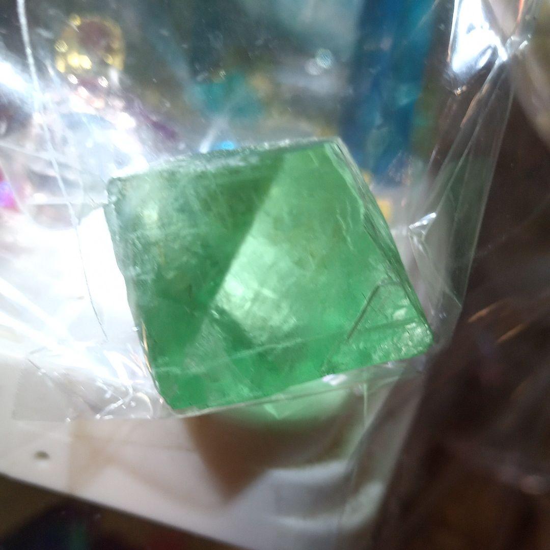 エメラルドぽい フローライト　自然 結晶八面体　パワーストーン