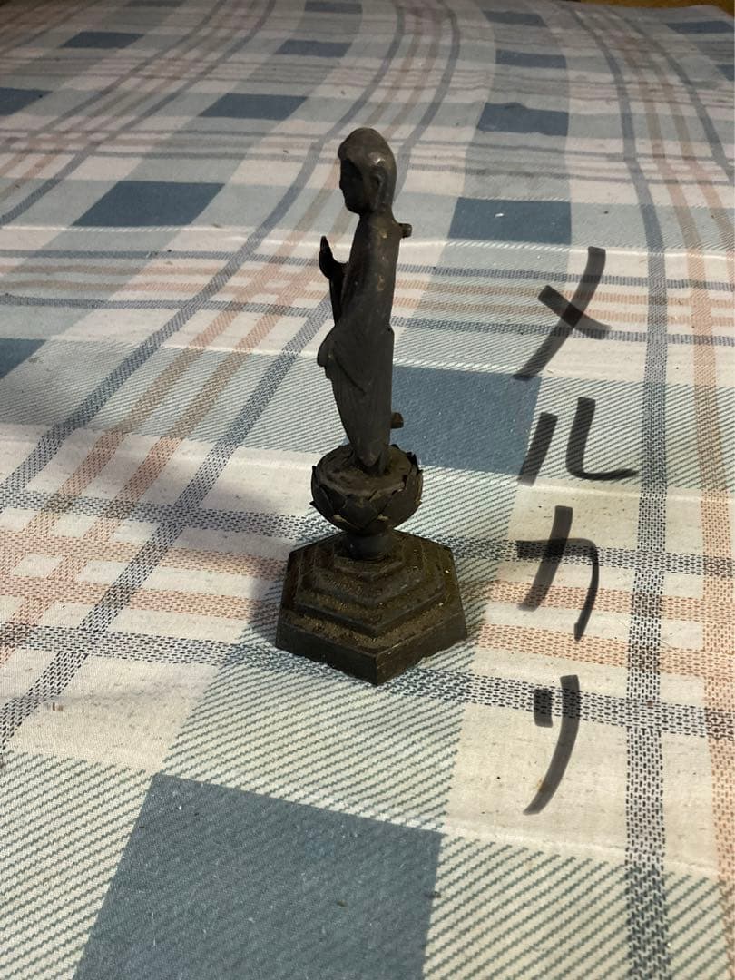 鉄製の仏像さん。【阿弥陀如来立像。汚れと錆ありました。年代物と思われます】。