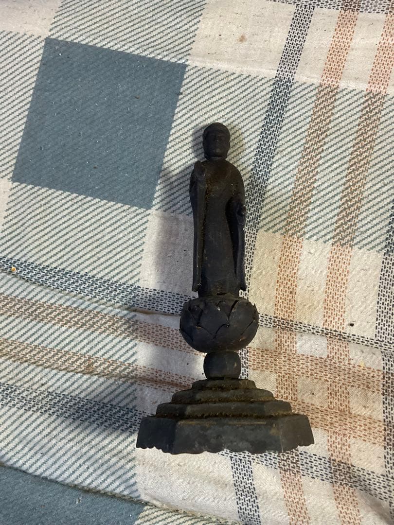 鉄製の仏像さん。【阿弥陀如来立像。汚れと錆ありました。年代物と思われます】。