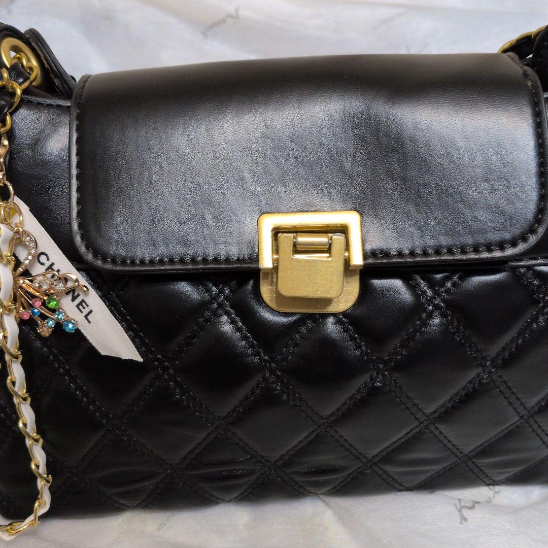 新品未使用ノベルティCHANELチャーム2つ　ショッパー付き　社外品バッグ