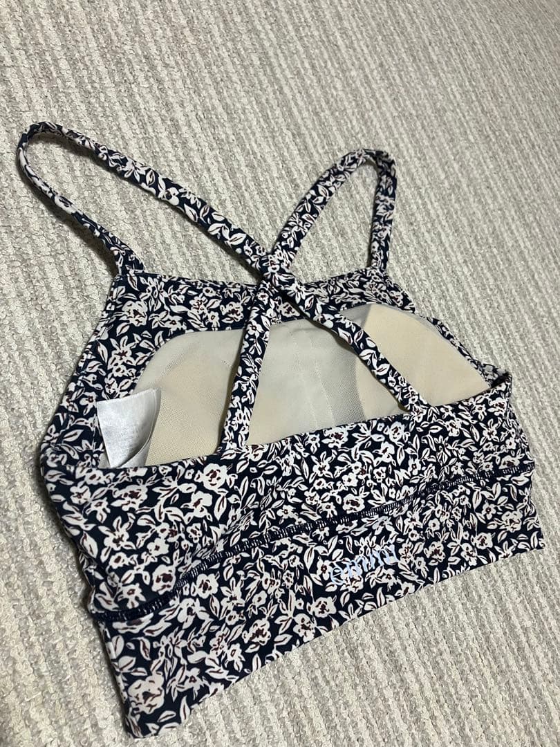 emmi yoga 花柄スポーツブラとレギンスセットアップ