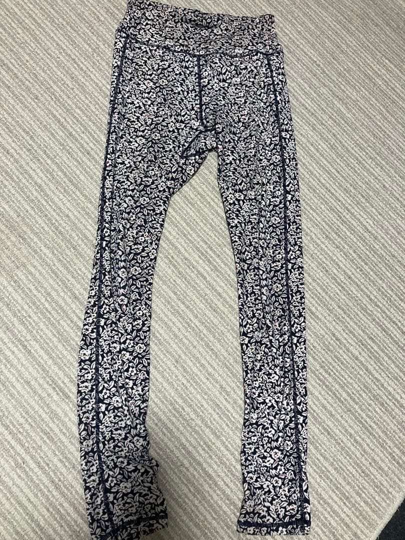 emmi yoga 花柄スポーツブラとレギンスセットアップ