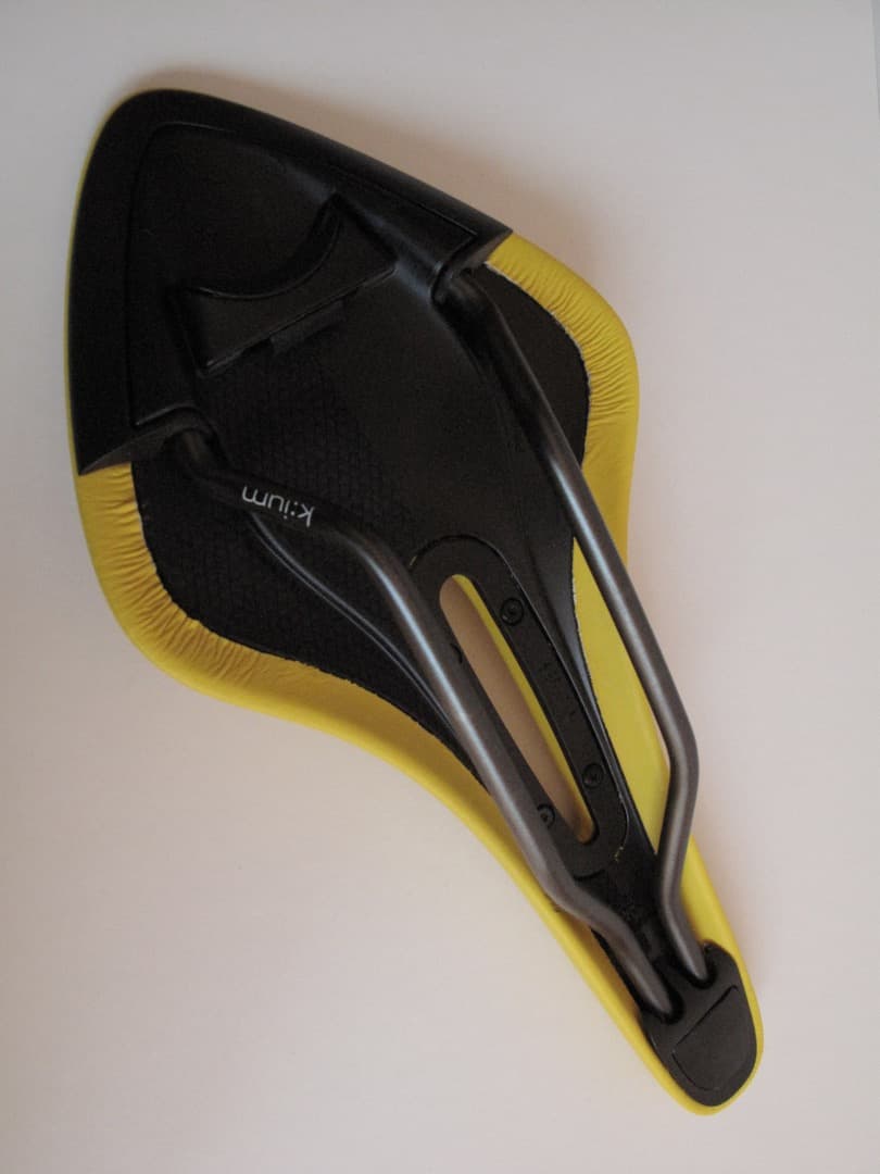 Fizik Arione R3 Test saddleイエロー サドル Kium