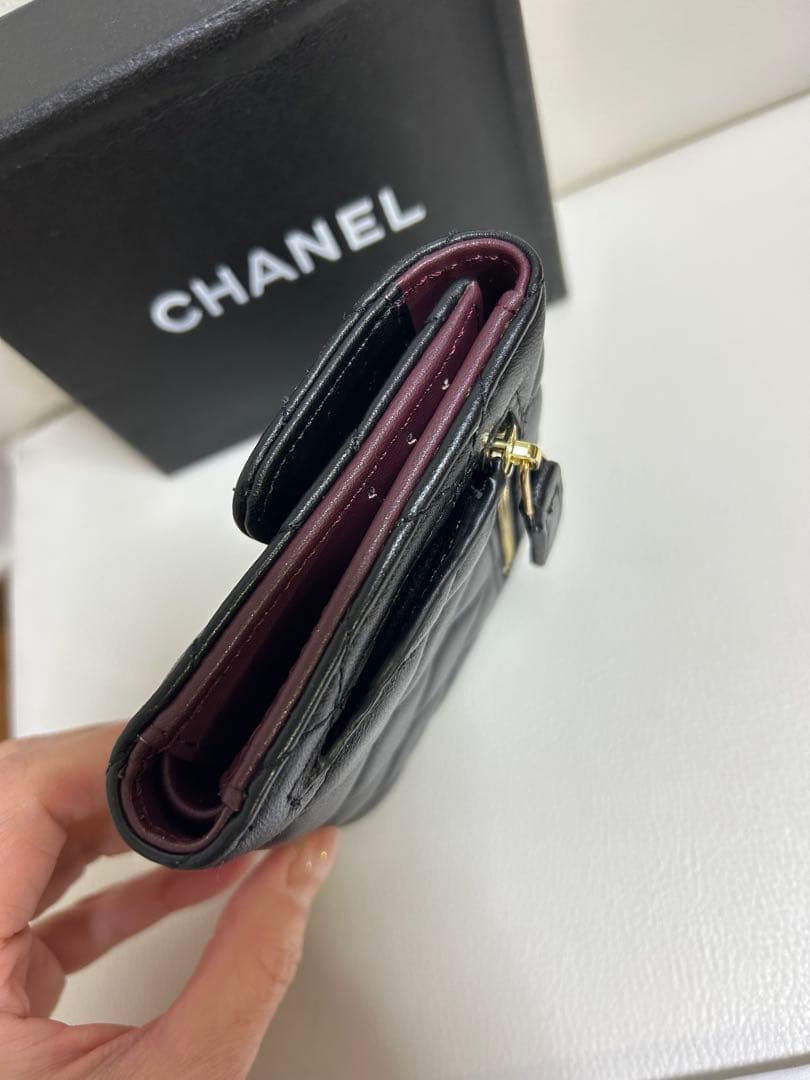 CHANELノベルティ二つ折り財布ゴールド金具