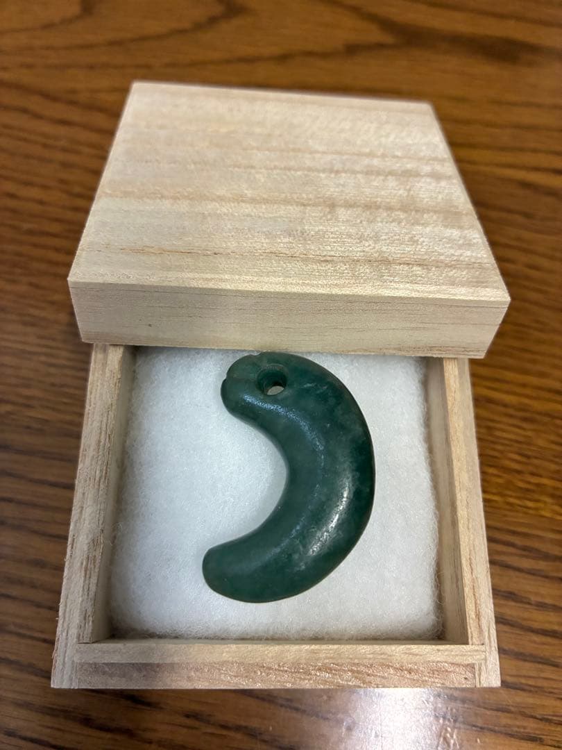 丁子頭勾玉　勾玉　翡翠　縄文弥生期　出土品　ヒスイ