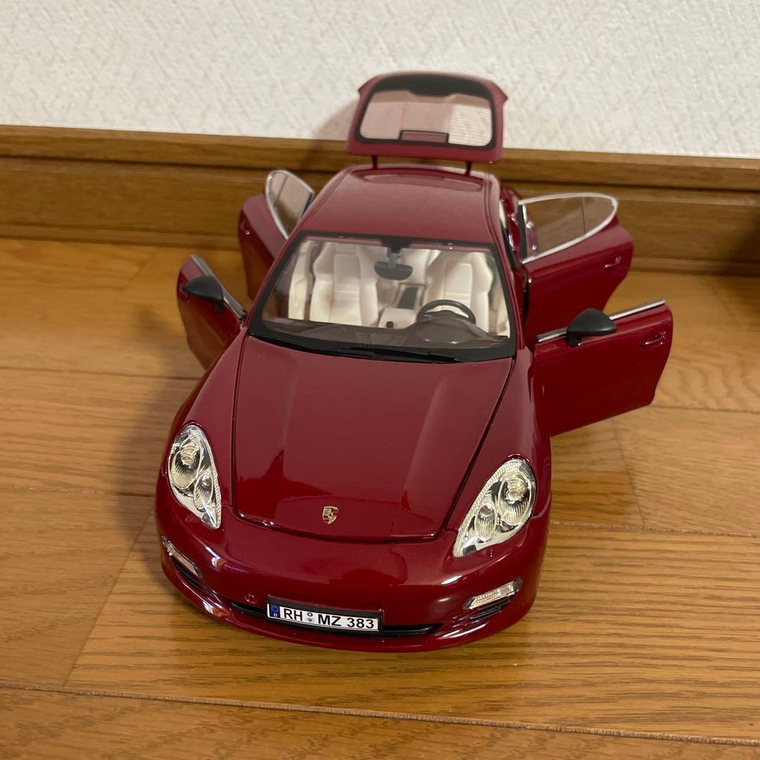 ミニカー Porsche Panamera 4S 1/18