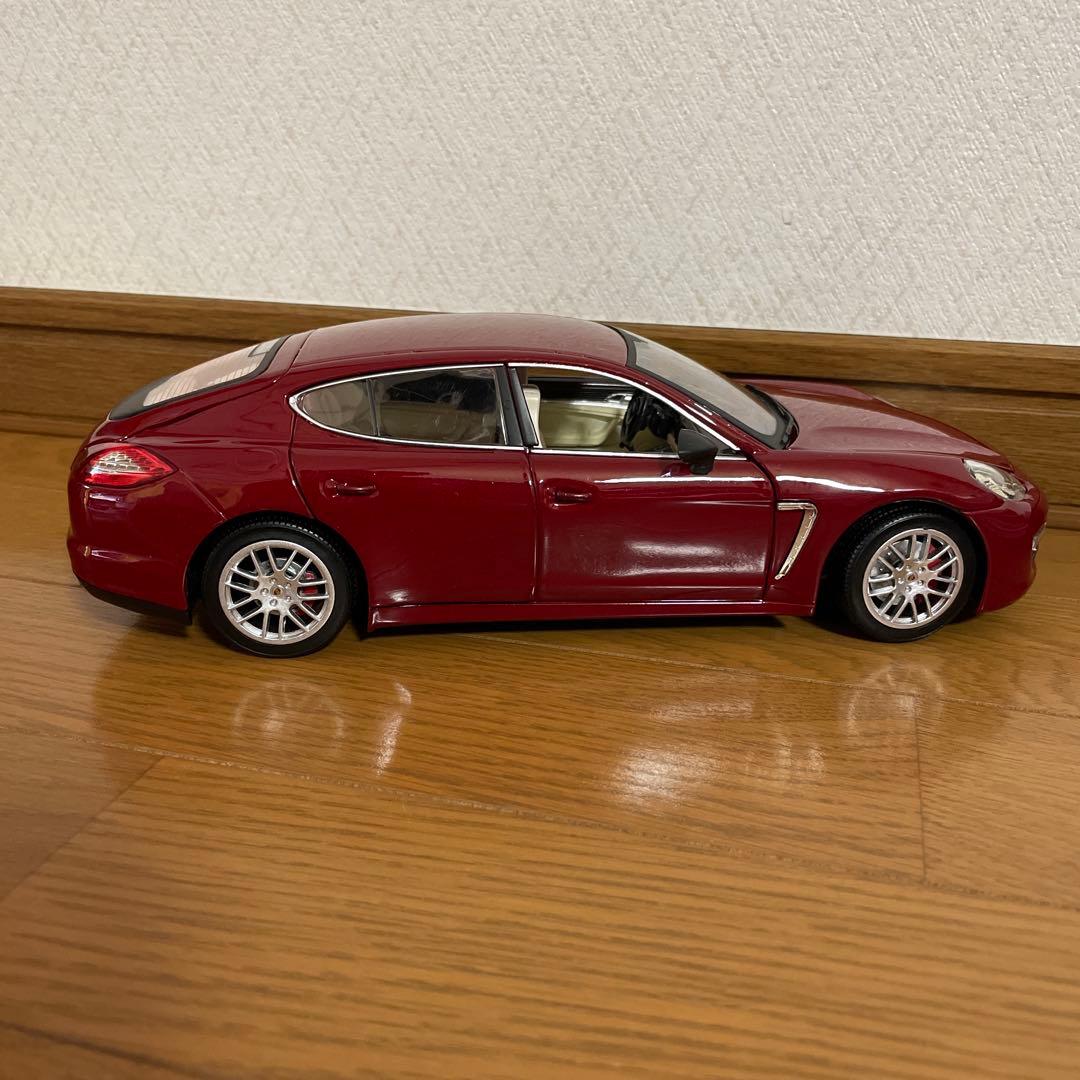 ミニカー Porsche Panamera 4S 1/18
