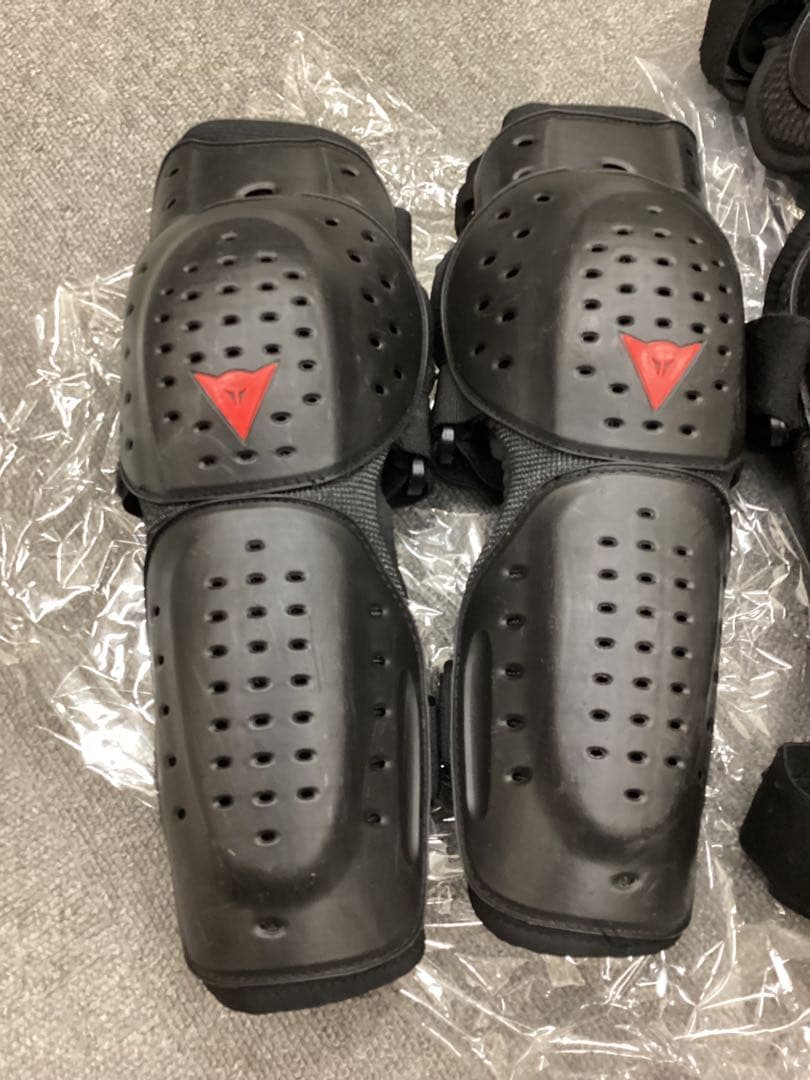 DAINESE KNEE& ELBOW GUARD Size:M 中古品